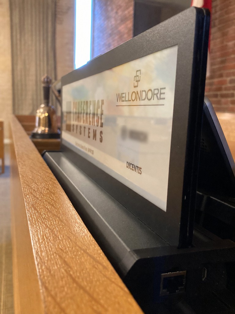 Wellondore navneskilt integreret i konferencebord