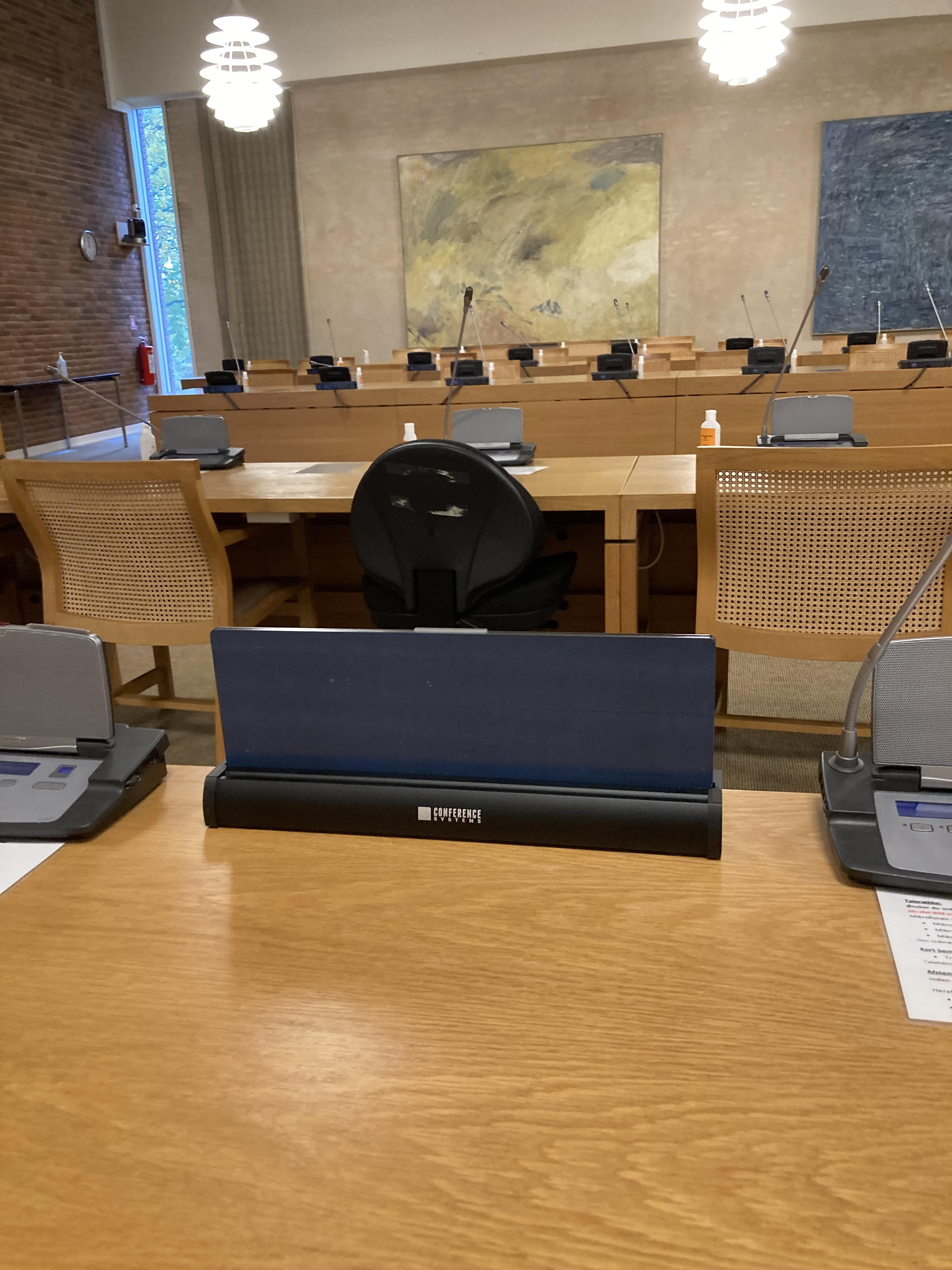 Rådssal med Wellondore konferencesystemer ved hvert sæde